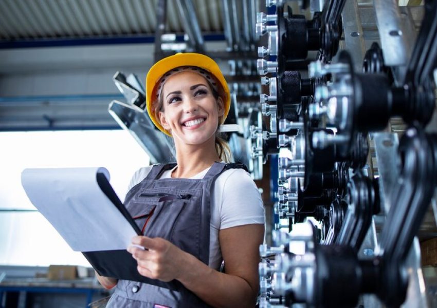 retrato-mujer-empleada-industrial-uniforme-trabajo-casco-comprobando-produccion-fabrica_342744-188